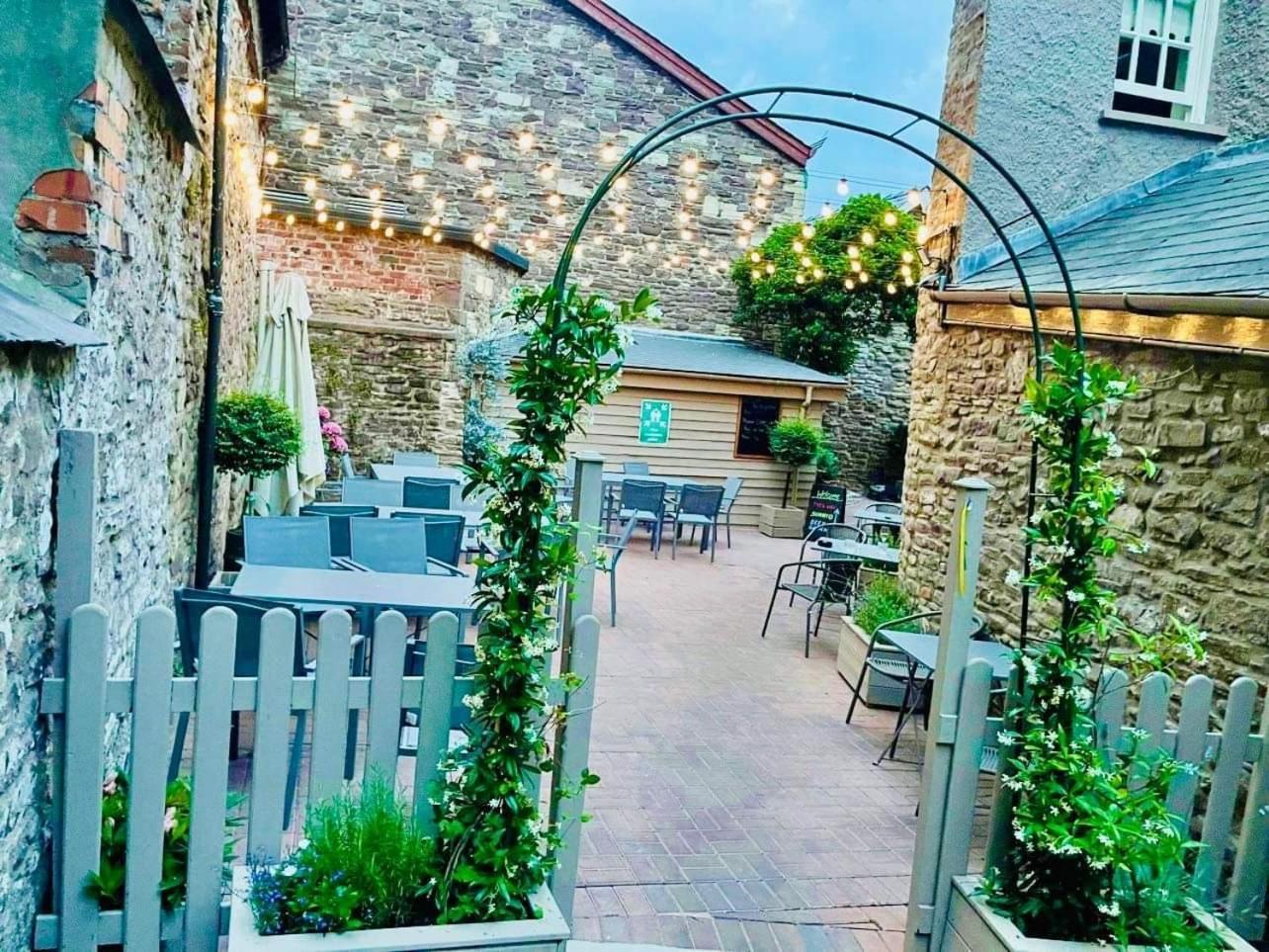 The Kings Head Hotel Абъргавени Екстериор снимка