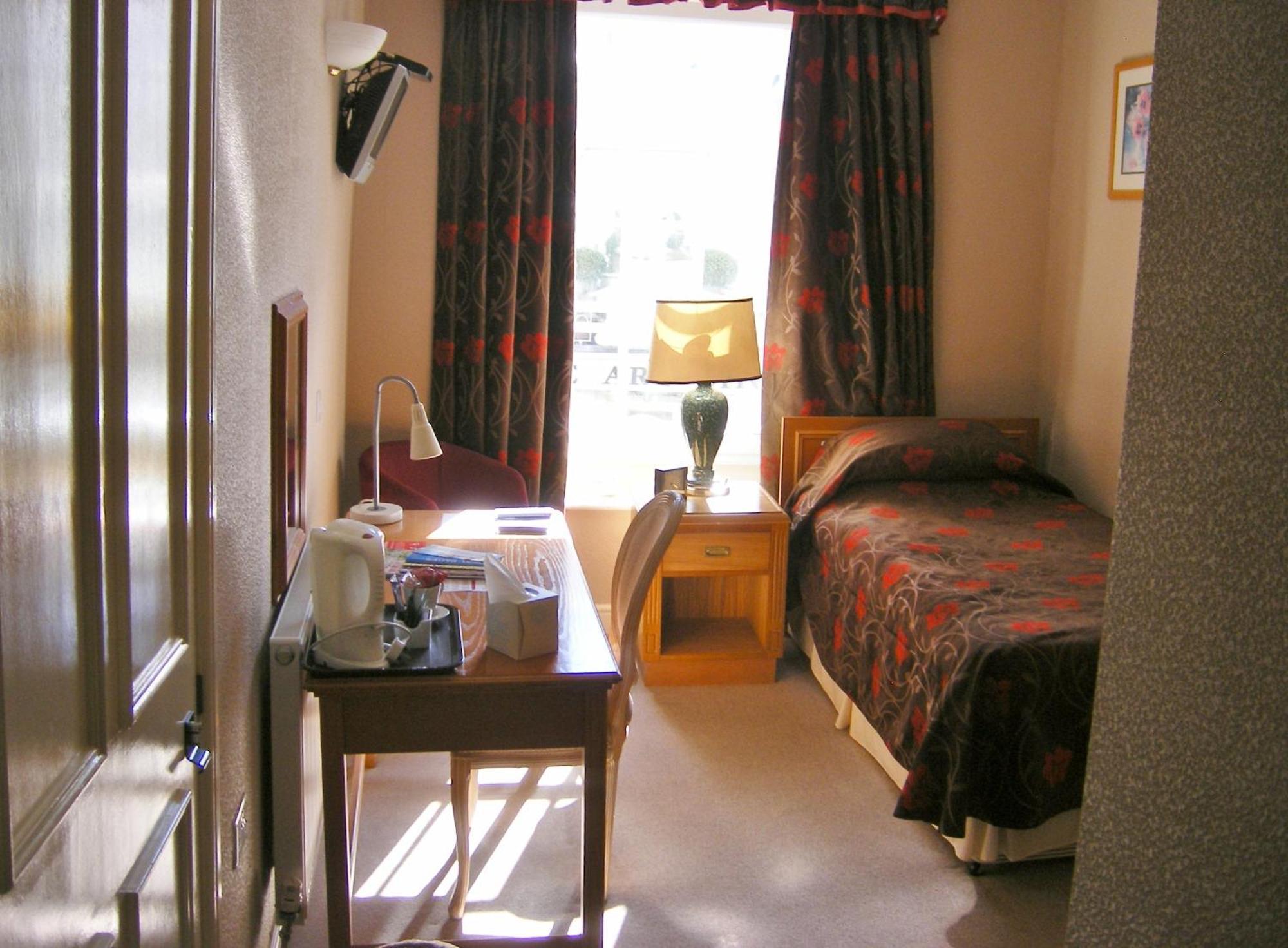 The Kings Head Hotel Абъргавени Екстериор снимка