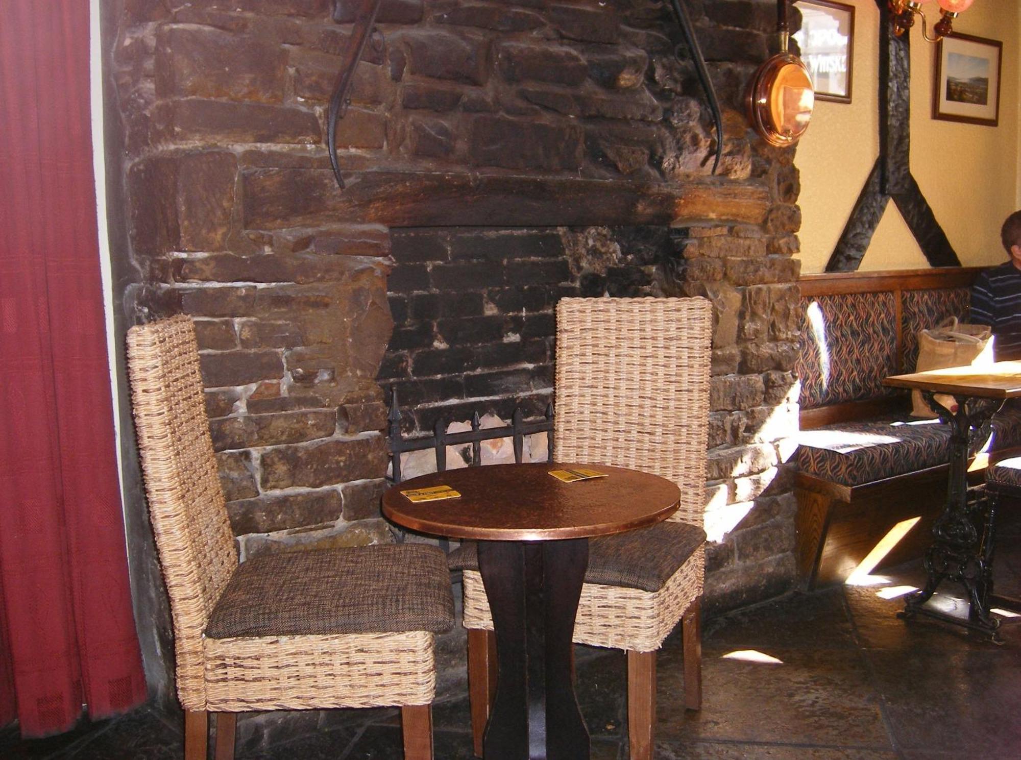 The Kings Head Hotel Абъргавени Екстериор снимка