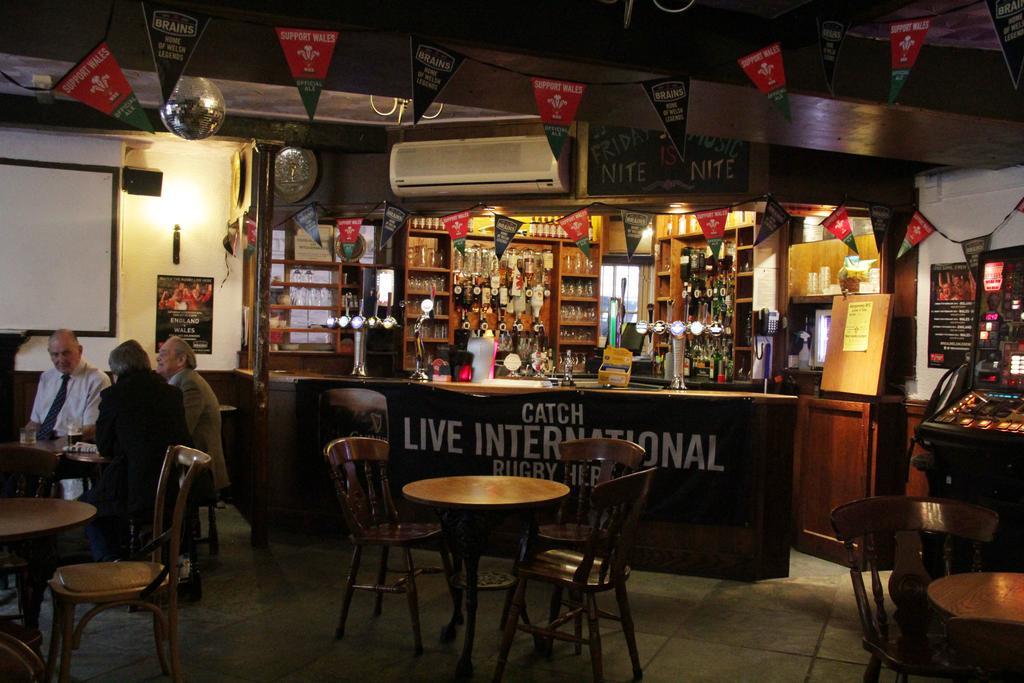 The Kings Head Hotel Абъргавени Екстериор снимка