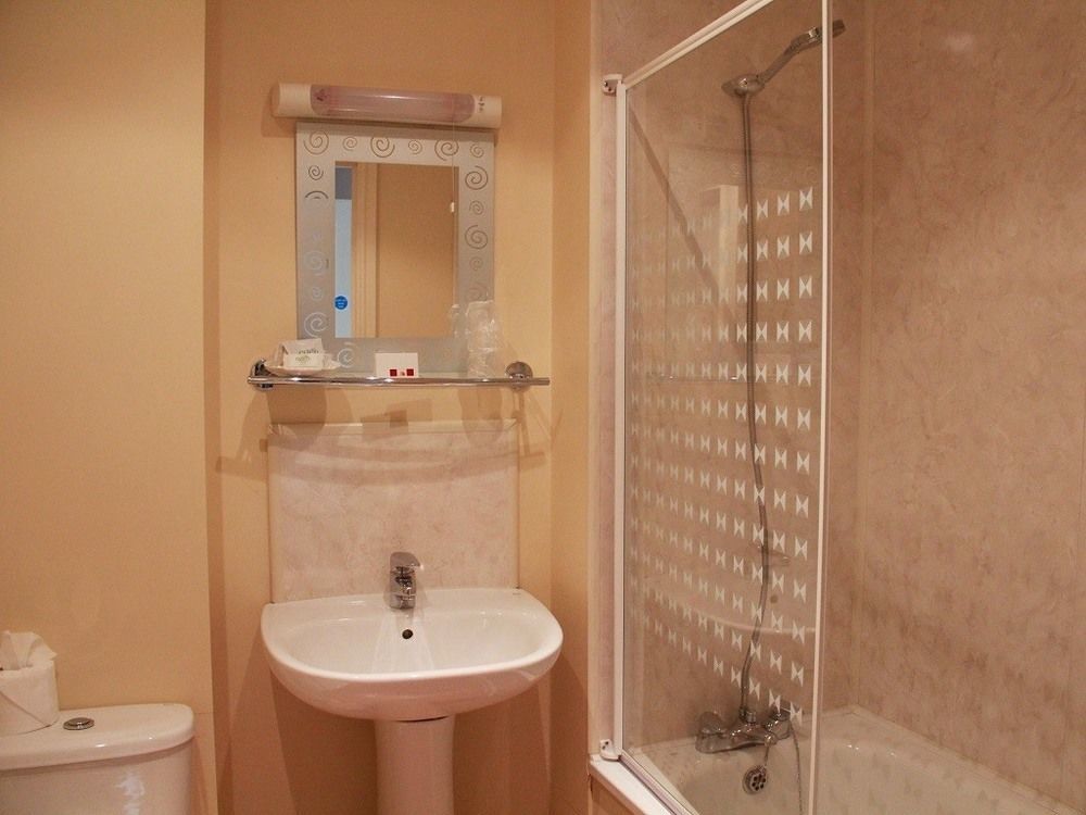 The Kings Head Hotel Абъргавени Екстериор снимка